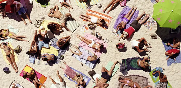 Personas llevando sol
