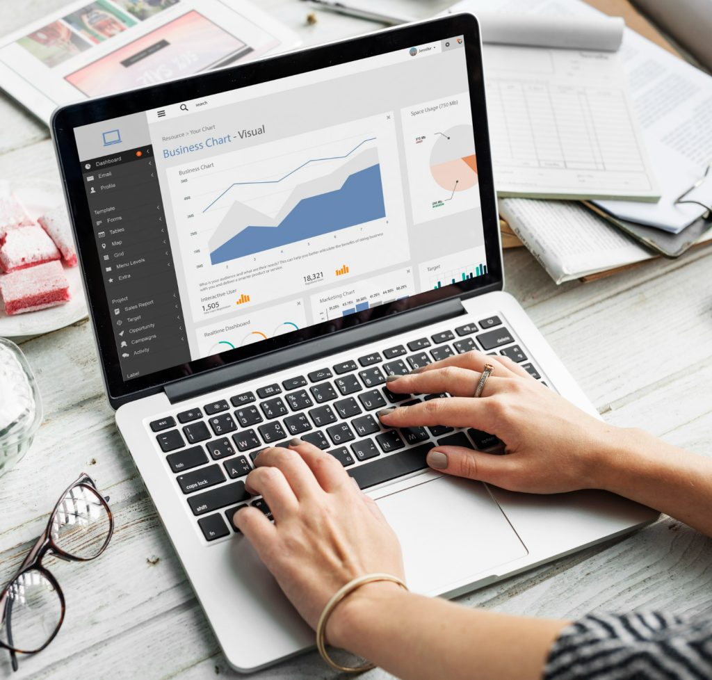 Por Qué Tu Empresa Necesita un Freelancer SEM para Superar a la Competencia