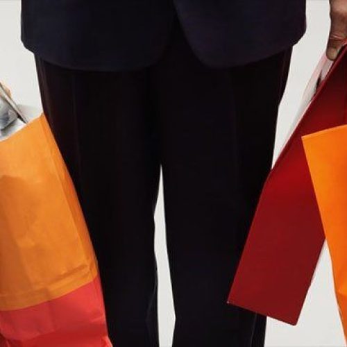 Hombre con bolsas de compras