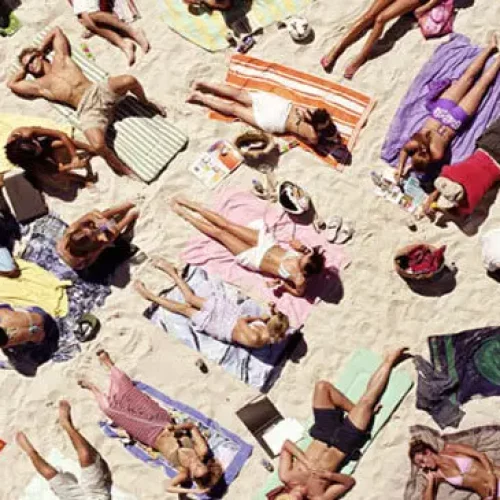 Personas llevando sol
